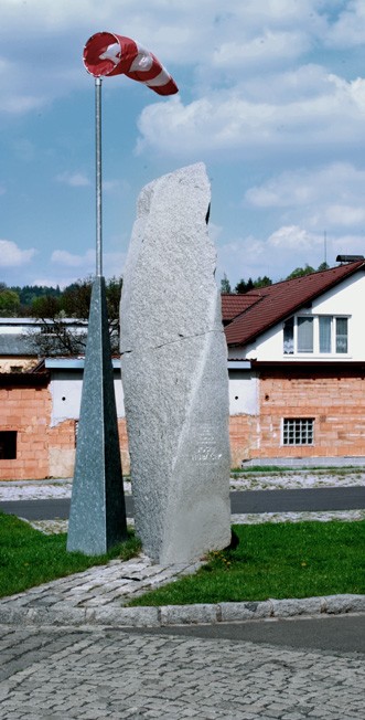 Pomník letce plk. Josefa Hubáčka